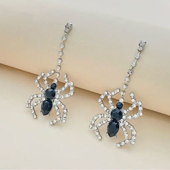 🕷️ Betsey Johnson Sparkling rhinestone dangling spider earrings 🕷️ - Picture 1 of 5